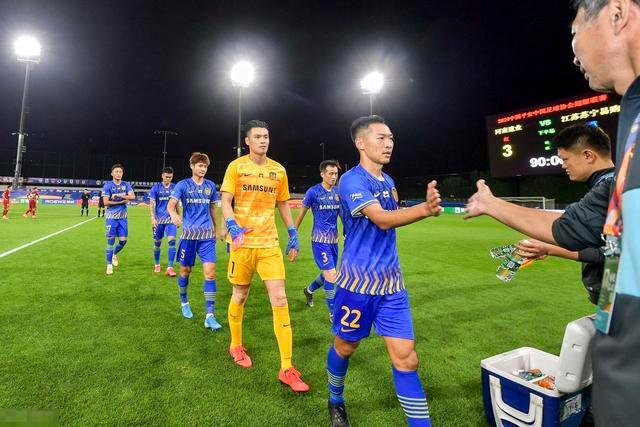 镜报：曼联搁置B费的续约谈判但他承诺留队，目前优先任务是引援